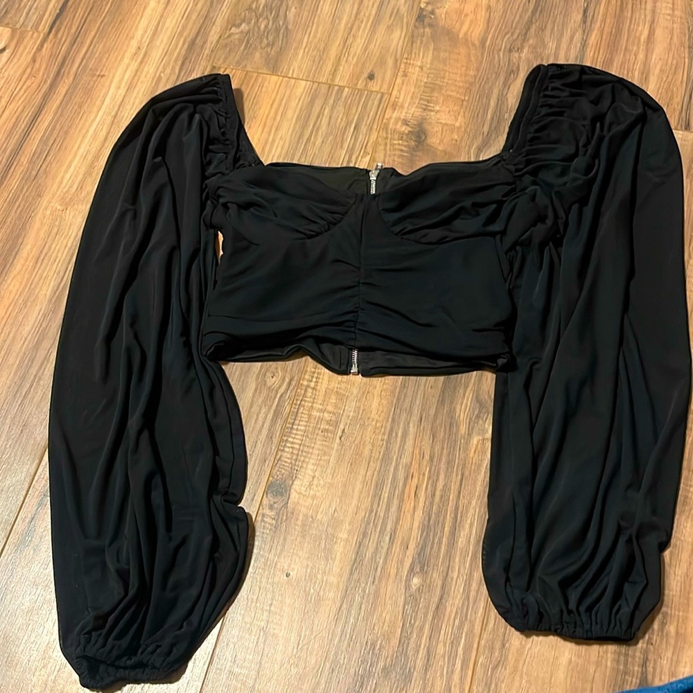 Black long sleeve cropped top